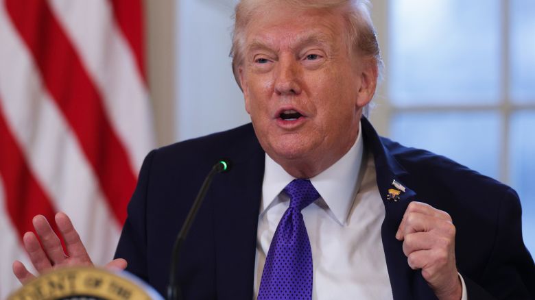 Podemos llama a "aislar internacionalmente" a Trump