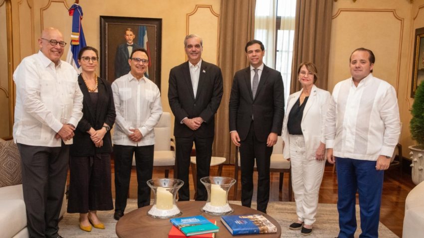 Presidente Abinader recibe a Michel Camilo y autoridades del Berklee College of Music