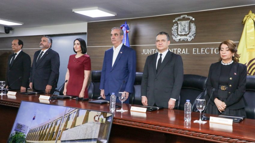 Presidente Abinader y primera dama reciben la primera cédula de identidad y electoral emitida por la JCE