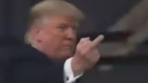 Suspenden al trabajador de Ford que le gritó a Trump "protector de pedófilos"