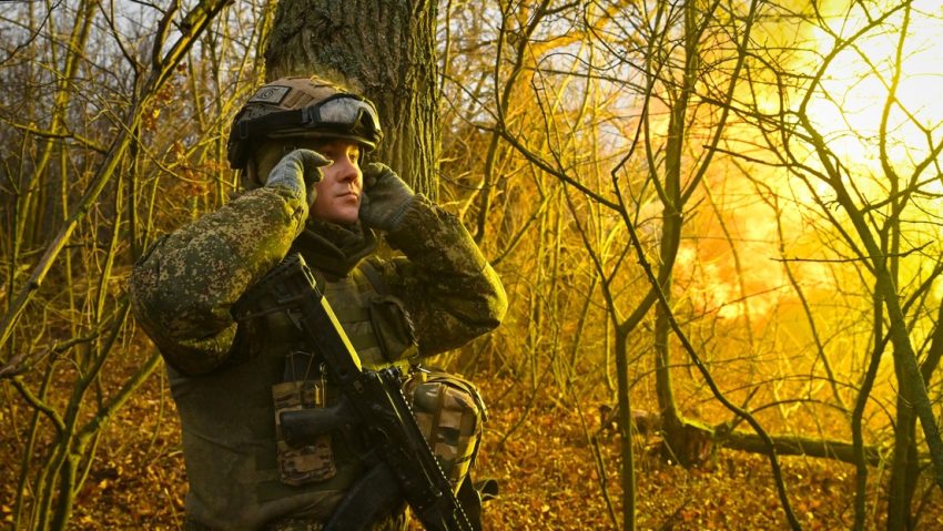 Tropas rusas destruyen un almacén de municiones de barrera de las FF.AA. de Ucrania