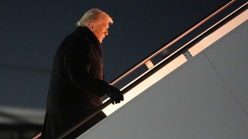 Trump despega hacia Suiza tras cambiar de avión por un fallo eléctrico