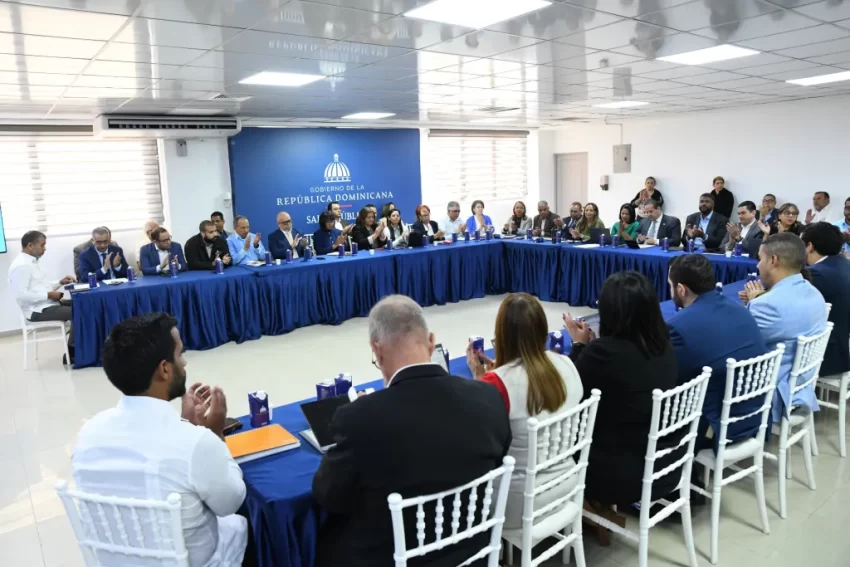 Víctor Atallah define prioridades del sector Salud y proyecta en 2026 de fortalecimiento sanitario