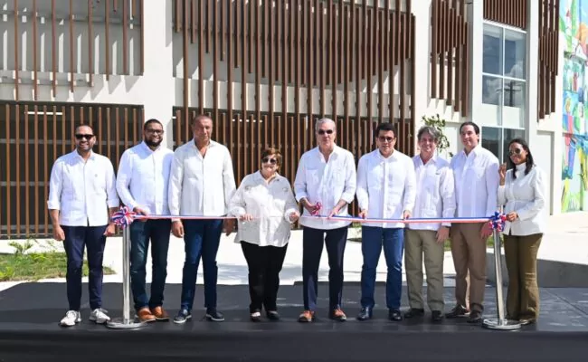 Abinader y Collado inauguran Plaza Multiuso Seibana para impulsar turismo y economía en El Seibo