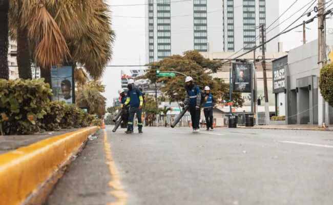 Alcaldía del Distrito Nacional limpia zonas de celebraciones de Año Nuevo