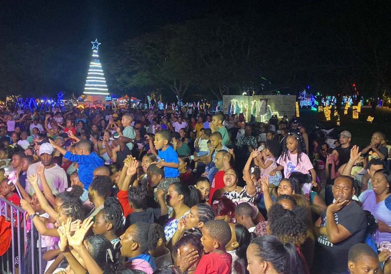 Alcaldesa Betty Gerónimo encabeza Show de Reyes en el Parque las Luces