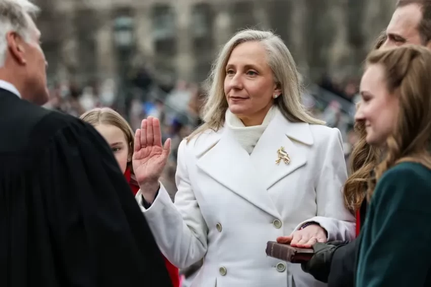 UNA NUEVA ERA EN VIRGINIA: ABIGAIL SPANBERGER ASUME COMO GOBERNADORA CON UN MENSAJE DE UNIDAD