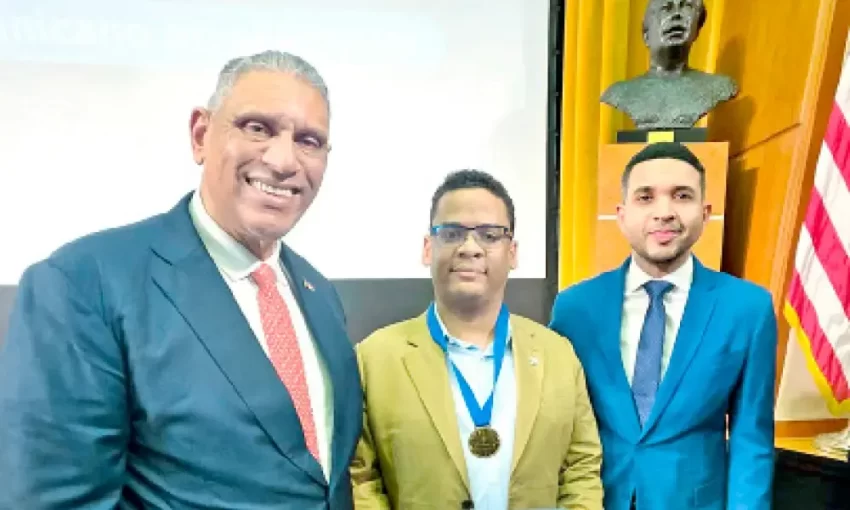 Honor a la Ciencia: Reconocen la trayectoria del matemático Juan Luis Vargas