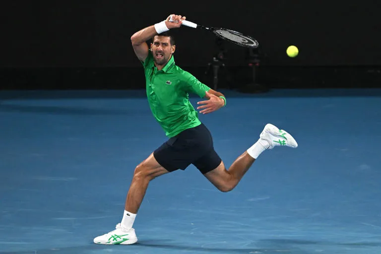 Djokovic avanza a cuartos de final sin jugar tras retiro de Jakub Mensik