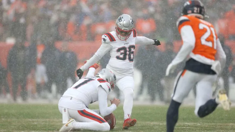 Hito Histórico: El venezolano Andrés Borregales lleva a los Patriots al Super Bowl LX