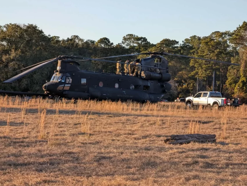 Aterrizaje de emergencia: Un helicóptero Chinook del Ejército desciende en campus universitario