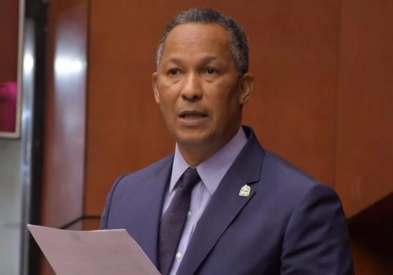 Dionis Sánchez advierte que ganado suelto y deterioro vial amenazan inversión estatal en Pedernales