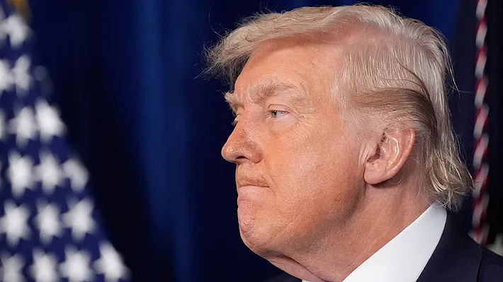 Las frases de Trump: "El fin de la pesadilla"El artículo de Emol destaca que Trump presentó la captura no solo como un éxito militar y de inteligencia, sino como una promesa cumplida de su administración.1. Sobre la captura y el futuro de Maduro:"El dictador ha caído": Fue una de sus primeras reacciones, enfatizando que Maduro "ya no tiene dónde esconderse de la justicia"."Se acabó el juego": Trump utilizó esta frase para señalar que el apoyo externo (mencionando indirectamente a Cuba e Irán) no fue suficiente para proteger al régimen ante la presión de los EE.UU."Tendrá su día en la corte": Confirmando que Maduro será procesado bajo cargos de narcotráfico y terrorismo en suelo estadounidense.2. Sobre el pueblo de Venezuela y María Corina Machado:"Venezuela es libre": Trump proclamó el inicio de una nueva era de libertad, asegurando que el país volverá a ser próspero bajo un liderazgo democrático."María Corina es una guerrera": Tuvo palabras de elogio para la líder opositora, reconociendo su papel fundamental en la resistencia interna y validando su posición en la transición.3. Advertencias a otros regímenes:"Este es un mensaje para los tiranos del mundo": Trump advirtió que lo ocurrido en Venezuela sirve de ejemplo para otros líderes autoritarios, subrayando que "Estados Unidos siempre defenderá la libertad en su patio trasero"."Nuestra frontera ahora es más segura": Vinculó la caída de Maduro con la reducción del crimen transnacional y el control de la migración masiva.Análisis de Emol: El tono de la victoriaEl reporte señala que estas frases buscan consolidar la imagen de Trump como un "libertador" regional de cara a su política interna. Mientras tanto, la comunidad internacional observa con cautela, ya que el nombramiento de Jorge Rodríguez por parte del TSJ (que analizamos anteriormente) complica el panorama de la transición que Trump da por sentada.Concepto ClaveSentimiento de la FraseJusticiaRetribución y juicio en EE.UU.PoderDemostración de fuerza del Comando Sur.EsperanzaPromesa de reconstrucción económica para Venezuela.