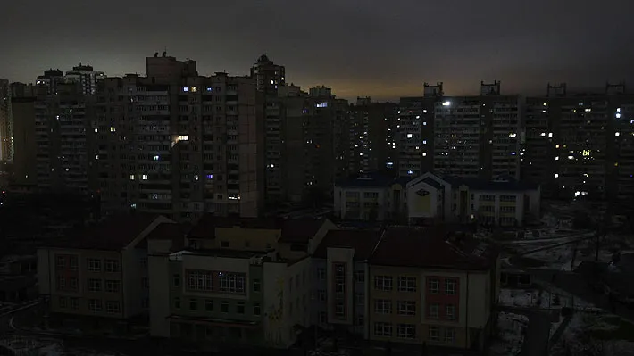 UCRANIA A OSCURAS: NUEVA OLEADA DE ATAQUES RUSOS COLAPSA EL SISTEMA ELÉCTRICO