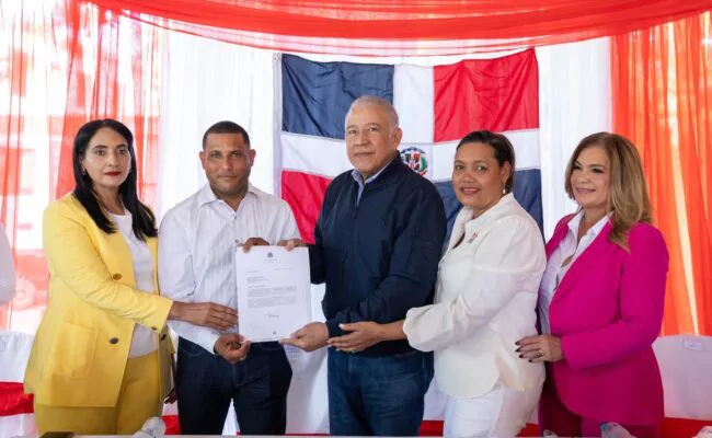 Gobierno entrega más de RD$85 millones para aceras, contenes, multiuso y otras obras en Azua; ministro Bautista destacó compromiso del Gobierno con la municipalidad