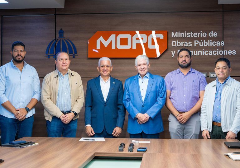 El senador Ricardo de los Santos y el ministro Eduardo Estrella dan seguimiento a plan de asfaltado en Sánchez Ramírez