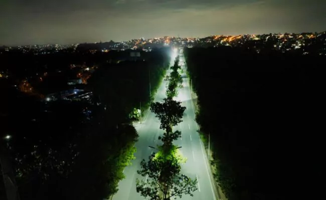 RD Vial refuerza iluminación en región Sur con instalación de lámparas solares LED; informa intervención de 39 kilómetros para mejorar la seguridad en corredores estratégicos