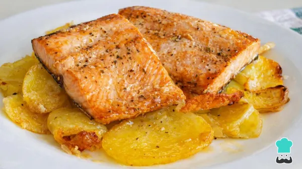 Receta de Salmón al horno con patatas y cebolla