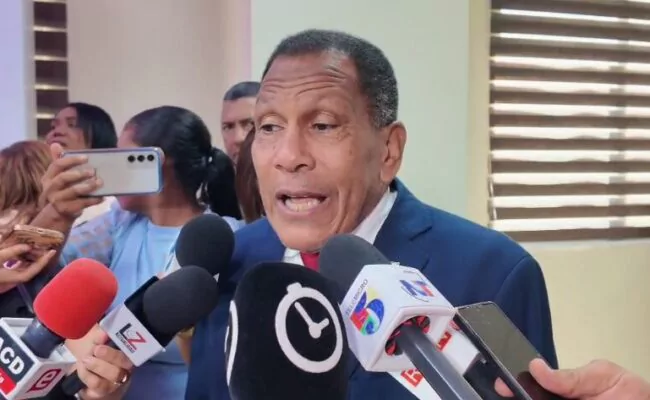 Senador perremeísta llama a Danilo Medina a tomar un buche de agua, antes de hablar del gobierno de Abinader