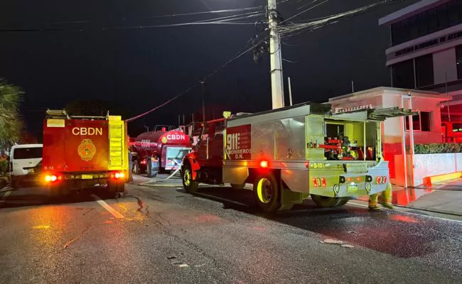 Sistema 9-1-1 activa plan de contingencia y opera desde Santiago por conato de incendio en sede SD; seis personas en cuidado preventivo por inhalación de humo