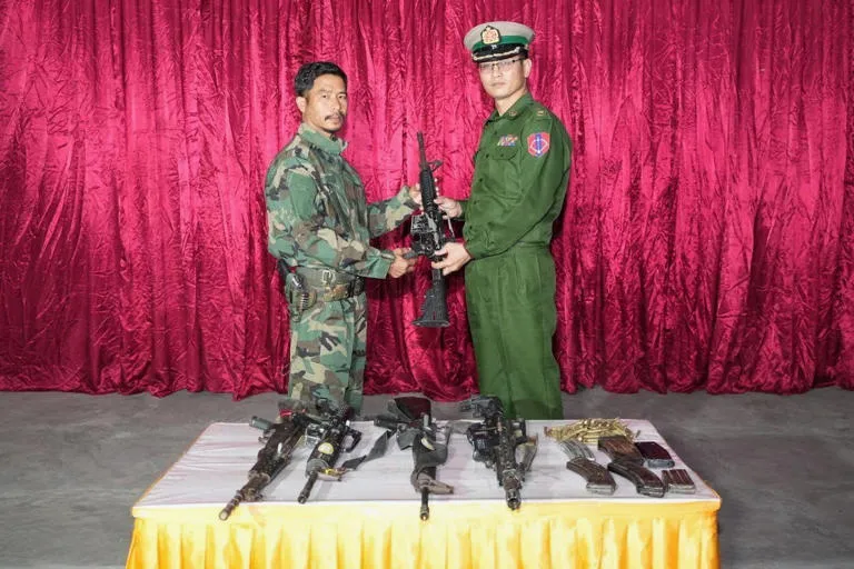 GIRO EN MYANMAR: Líder de la resistencia se entrega al ejército tras enfrentamientos con una fuerza rival