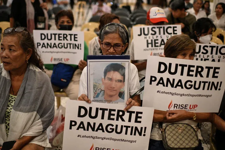FILIPINAS: La defensa de Duterte califica su guerra contra las drogas como un acto de "defensa propia"
