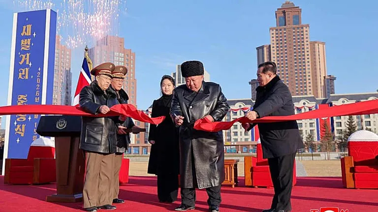 El precio de la alianza: Kim Jong-un inaugura viviendas para los caídos en Ucrania
