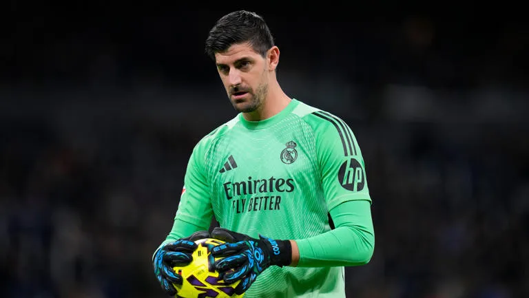 POLÉMICA EN EL MADRIDISMO: Thibaut Courtois sale en defensa de Vinícius y responde a Mourinho