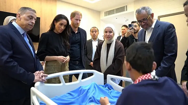 HUMANITARIO: El príncipe Harry y Meghan Markle visitan a evacuados de Gaza en Jordania