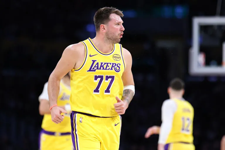 ¡DE LOCOS! Luka Doncic hace historia, pero los Suns le amargan la noche a los Lakers
