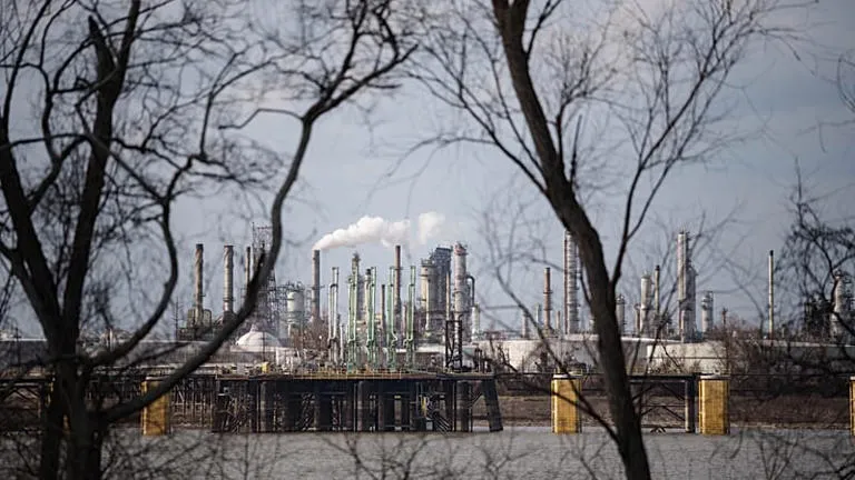 ¡GOLPE AL BOLSILLO! El ataque a Irán podría duplicar el precio de la gasolina en tiempo récord