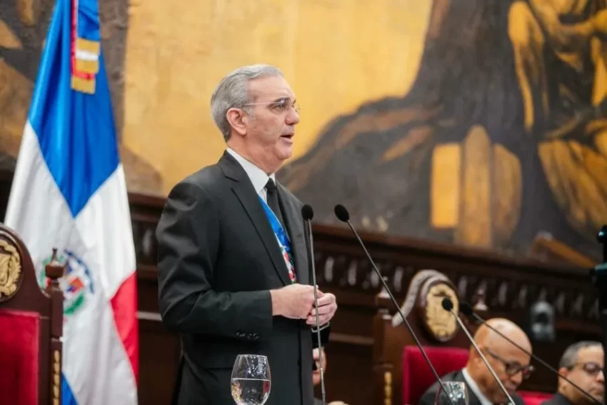 Abinader fija meta de reducir la pobreza al 15 % y destaca impacto de Oportunidad 14-24