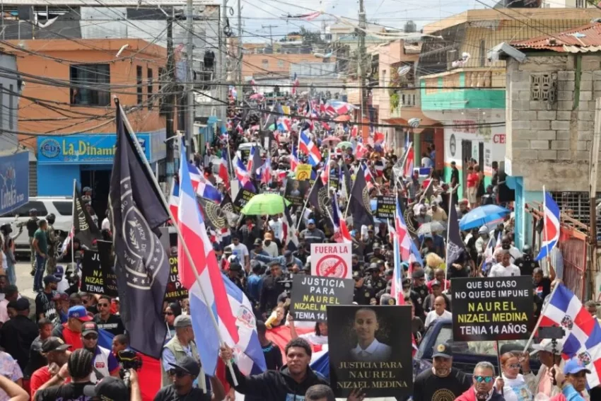 Cientos de personas se movilizan en reclamo de justicia por muerte de un adolescente en Los Mina
