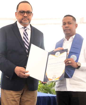 Abogados obtienen su título en el área de derecho notarial.