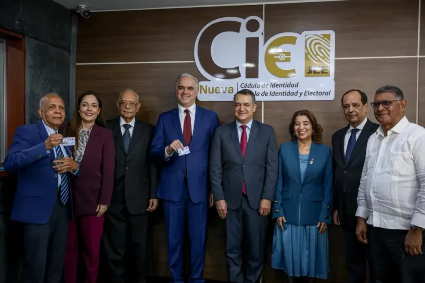 Luis Miguel De Camps y miembros del PRSD reciben su nueva cédula