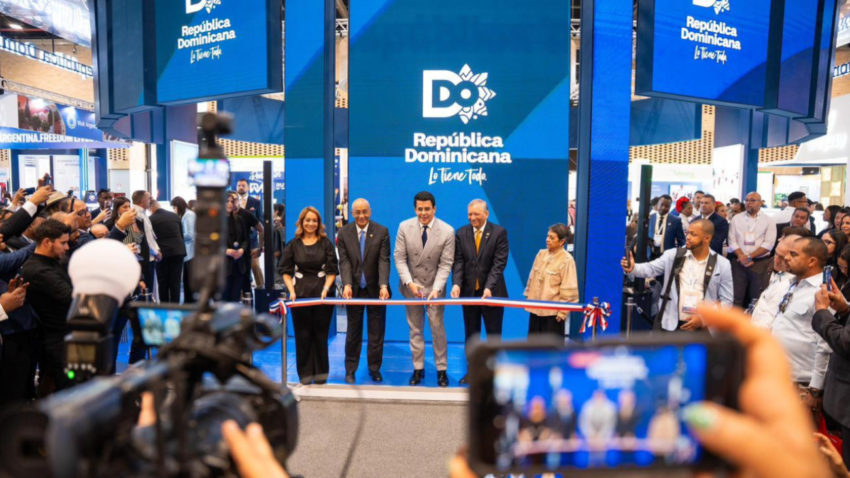 El ministro David Collado inaugura pabellón dominicano en feria turística de Colombia