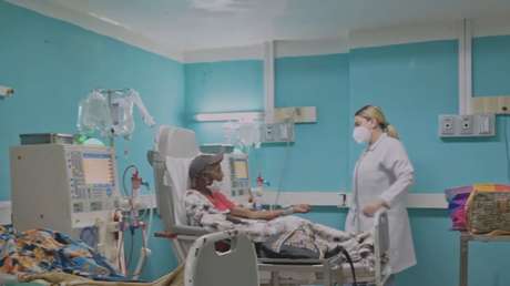 El sacrificio de los médicos cubanos para garantizar el tratamiento a pacientes pese al bloqueo de EE.UU.