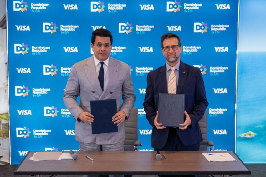 El secretario de Turismo firma un convenio con Visa Internacional para mejorar la promoción del turismo.