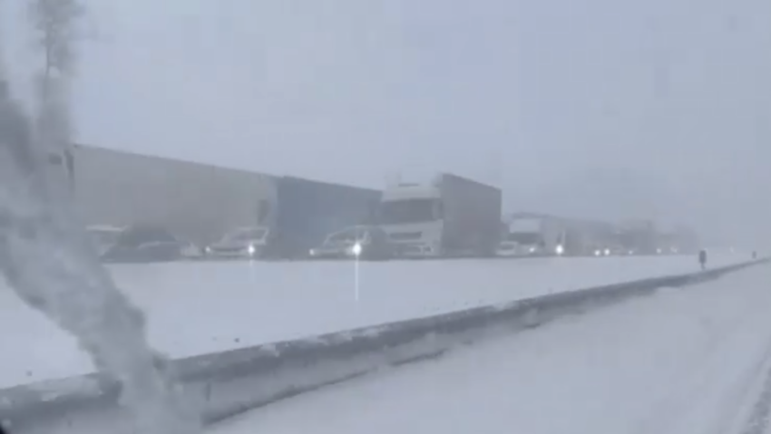 Fuerte tormenta de nieve paraliza una de las autopistas principales cerca de Moscú