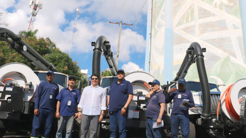 Gobierno entrega cuatro camiones succionadores de los más modernos de América, para servicio de la Caasd