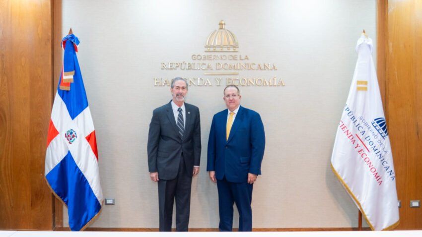 Hacienda y FIBA firman acuerdo que fortalece la lucha contra el lavado de activos en el sector de juegos de azar