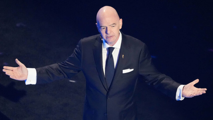 Incluyen al presidente de la FIFA en la 'lista negra' de sitio extremista ucraniano Gianni Infantino afirmó previamente que el organismo debería levantar la suspensión impuesta a la selección de Rusia y a los clubes rusos y admitió la inutilidad de la medida. El presidente de la FIFA, Gianni Infantino, fue incluido en la base de datos del portal radical ucraniano Mirotvórets* tras su llamado a levantar la suspensión impuesta a la selección de Rusia y a los clubes rusos en todos los torneos organizados por la entidad. Así, se lo acusa de "participar en actos de agresión humanitaria contra Ucrania" y de "provocaciones informativas y propagandísticas", así como de "apoyar sistemáticamente" a Rusia. La sanción "no ha logrado nada" Al ser preguntado en una reciente entrevista a Sky News si consideraba levantar la prohibición impuesta a Rusia en febrero de 2022, tras el inicio de la operación militar especial en Ucrania, el dirigente de la FIFA respondió: "Tenemos que hacerlo. Definitivamente". En ese orden, afirmó que la sanción ha demostrado ser ineficaz, ya que "no ha logrado nada" y, en cambio, ha fomentado "más frustración y odio". "Sería de gran ayuda que niñas y niños de Rusia pudieran jugar partidos de fútbol en otras partes de Europa", agregó. Reacción de Rusia y Ucrania Mientras, el Kremlin valoró positivamente el llamado del presidente de la FIFA, al considerar que supone el inicio de una reflexión necesaria sobre la exclusión del país del fútbol internacional.  "Bueno, al menos ya se ha empezado a reflexionar sobre este tema, lo cual es positivo, sin duda.  Sí, hemos visto esas declaraciones y las acogemos con satisfacción. De hecho, ya era hora de pensar en ello", declaró este martes el portavoz presidencial, Dmitri Peskov. Desde la Unión del Fútbol de Rusia también manifestaron su apoyo a la postura de Infantino.  "El presidente [de la FIFA] ha defendido constantemente esta postura, incluso en su voto en la cumbre del Comité Olímpico Internacional. Confiamos en que, bajo su liderazgo, el fútbol mundial encontrará la solución adecuada, que impulsará el desarrollo del deporte y mejorará las relaciones entre los países", reza el comunicado. Por su parte, el ministro de Exteriores ucraniano, Andréi Sibiga, insultó al presidente de la FIFA tachándolo de "degenerado moral".  Asimismo, sostuvo que "las generaciones futuras verán esto como una vergüenza". Mirotvórets opera desde 2014 y es conocido por publicar datos personales de personas, tanto extranjeras como ucranianas, a las que considera enemigos de Kiev y "traidores de la patria". La base de datos incluye incluso a menores de edad acusados de "violación deliberada de la frontera estatal" y "atentado contra la soberanía y la integridad territorial de Ucrania". El portal asegura actuar conforme a las leyes locales y normativas internacionales. No obstante, allí se pueden encontrar imágenes explícitas de soldados muertos, así como incitaciones a asesinar rusos.  La ONU pidió al Gobierno ucraniano cerrar el sitio web en 2019, pero sigue activa.