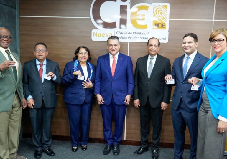 Pleno de la Cámara de Cuentas obtiene la nueva cédula de identidad y electoral en la JCE