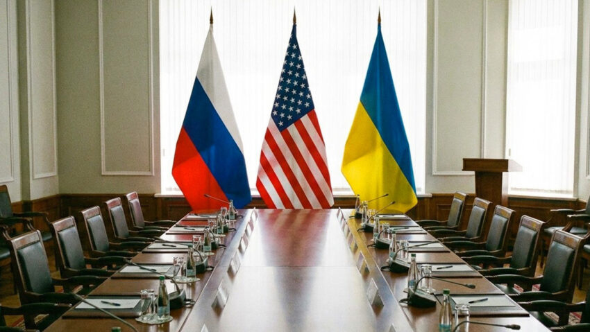 En este contexto, precisó que hasta que se alcance la resolución del conflicto ucraniano, es difícil "hablar de algo concreto, y por ahora todo se limita a debates". "A medida que avancemos por el camino de la solución pacífica, entonces esto podrá pasar al plano práctico", explicó. El presidente ruso, Vladímir Putin, ha subrayado en repetidas ocasiones que su país está comprometido a encontrar una solución diplomática a la crisis ucraniana. Indicó que, en primer lugar, hay que garantizar la seguridad de Rusia a largo plazo, por lo que es importante eliminar las causas profundas del conflicto, entre ellas, la expansión de la OTAN, que Moscú percibe como una amenaza, y la violación de los derechos de la población rusoparlante en Ucrania. Los días 23 y 24 de enero, en Abu Dabi (Emiratos Árabes Unidos), tuvo lugar la primera ronda de contactos trilaterales entre Rusia, EE.UU. y Ucrania, que se volvieron a reunir la semana pasada a puerta cerrada.