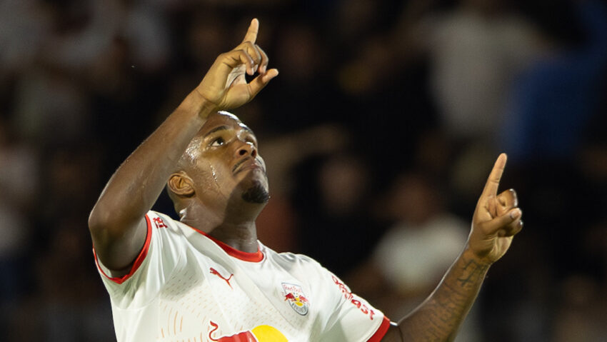 Le reducen el sueldo a la mitad a un futbolista por frases sexistas