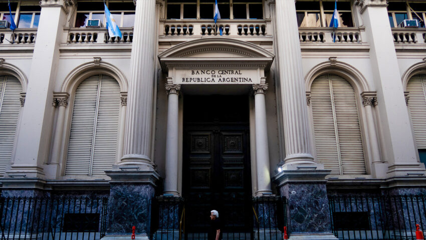 Medios revelan qué estrategia sigue el Gobierno de Milei para no usar reservas para el pago de deuda