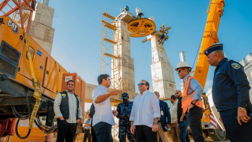 Ministro Paliza supervisa avances de Línea 3 del Teleférico SD