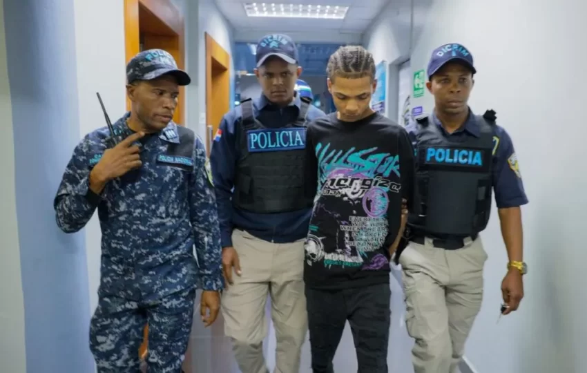 Se entregan a la PN tres acusados de homicidio de joven en El Almirante