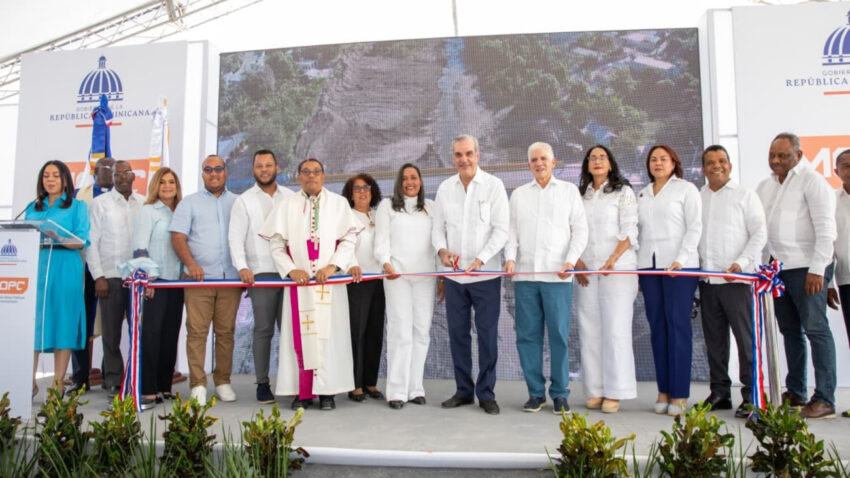 Presidente Abinader inaugura puente sobre río Viajama, el cual impactará más de 5,000 personas en municipio de Las Yayas, Azua
