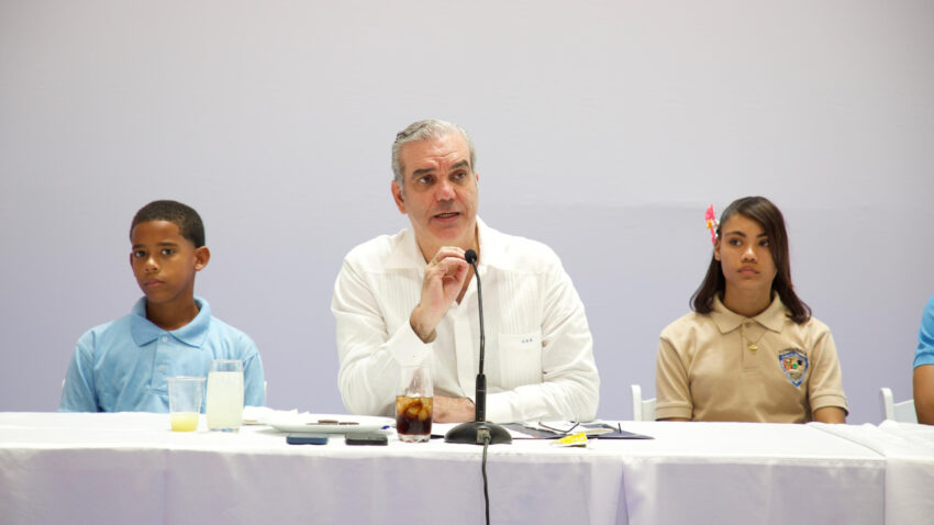 Presidente Abinader insta a jóvenes a estudiar carreras relacionadas con las ciencias y los idiomas que tienen una alta demanda nacional